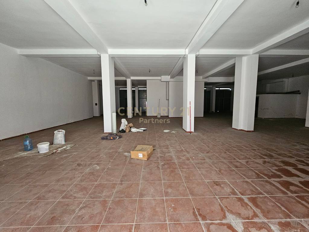 FOR SALE 4 COMMERCIAL PREMISES + 3 PARKING SPACE, EXCELLENT! 3