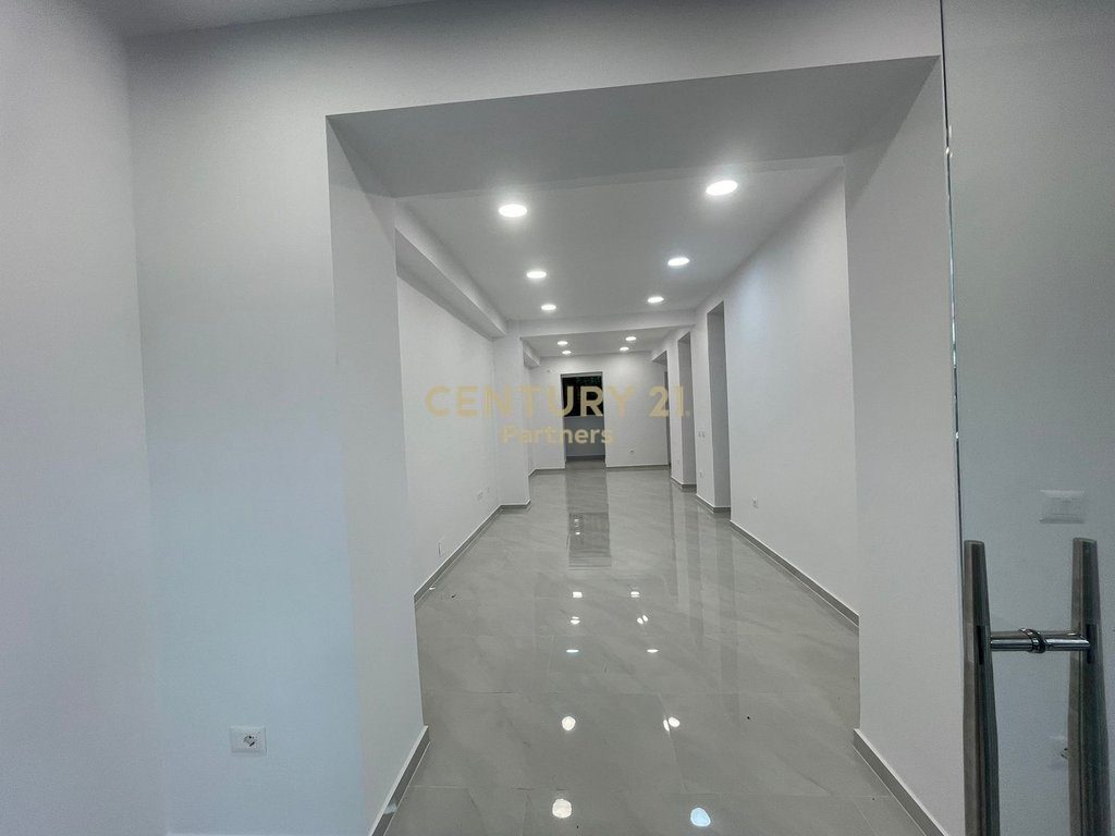 COMMERCIAL SPACE FOR SALE AT THE "21 DHJETORI" CROSSROAD