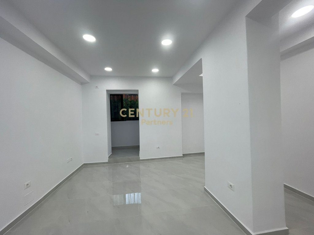 COMMERCIAL SPACE FOR SALE AT THE "21 DHJETORI" CROSSROAD 2