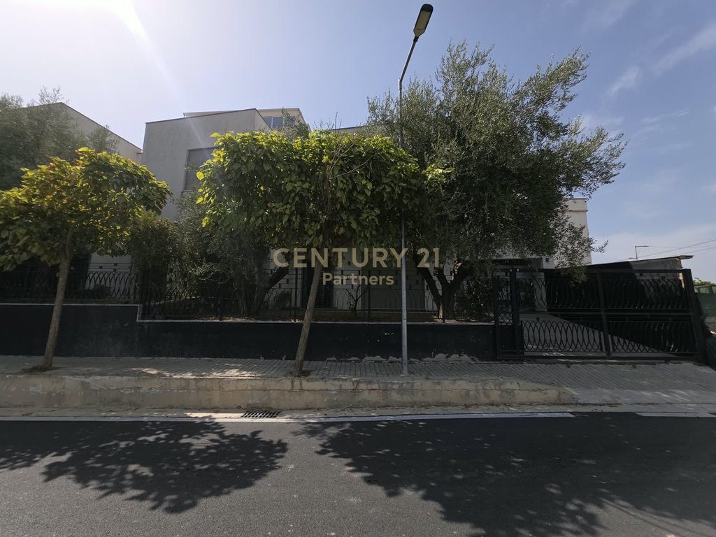 APARTMENT WITH ATTACHED GARAGE PLUS 6 PARKING SPOTS AT KODRA E DIELLIT 2