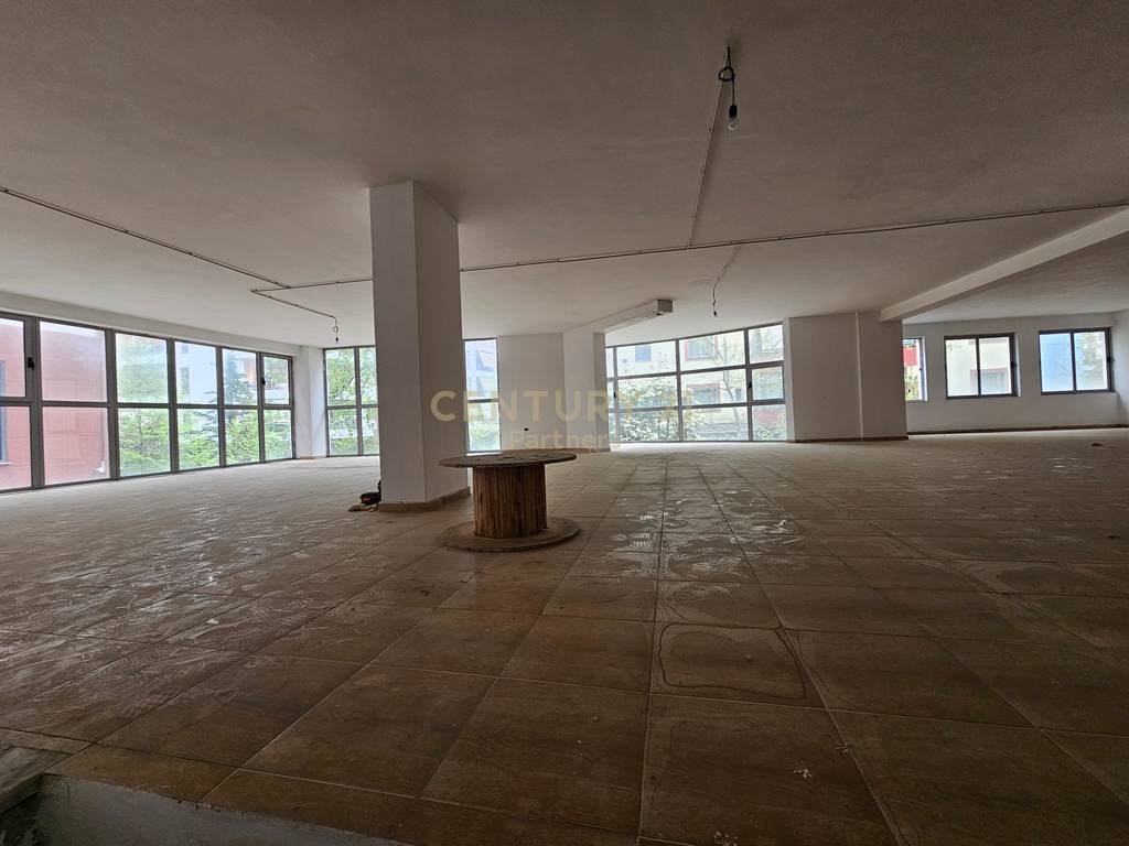 FOR SALE 4 COMMERCIAL PREMISES + 3 PARKING SPACE, EXCELLENT!