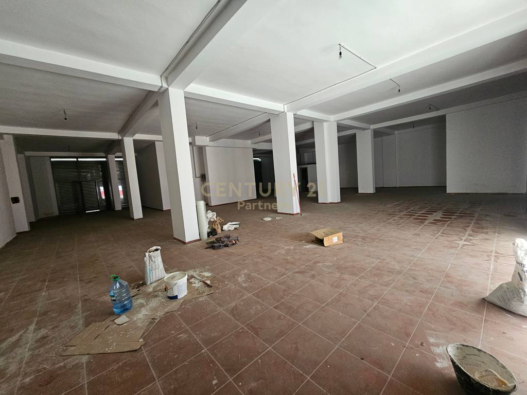 FOR SALE 4 COMMERCIAL PREMISES + 3 PARKING SPACE, EXCELLENT! 2