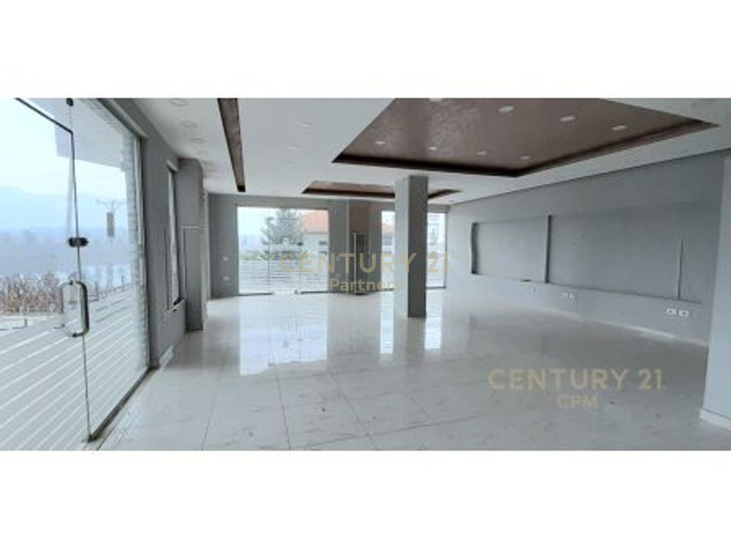 COMMERCIAL UNIT FOR SALE – FLOOR 0 | MAIN STREET FRONTAGE | VIEW OF THE DRY LAKE 2