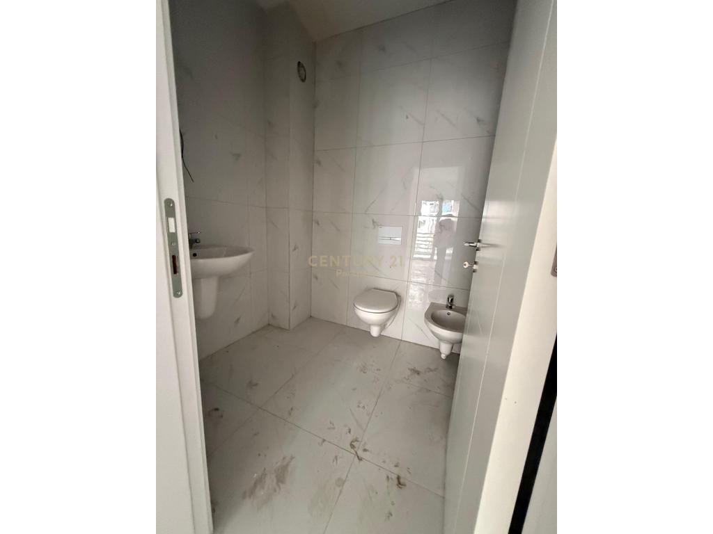 APARTMENT 2+1+2 + PARKING SPACE FOR RENT AT COMPLEX E88, LAPRAKË 4