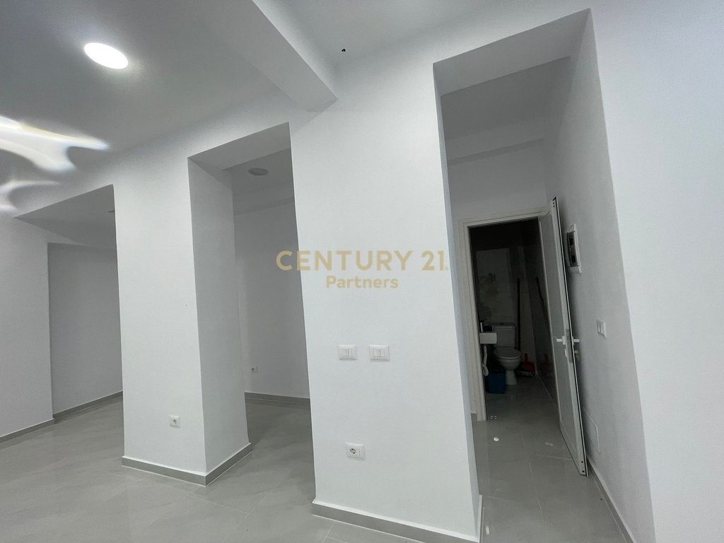 COMMERCIAL SPACE FOR SALE AT THE "21 DHJETORI" CROSSROAD 3