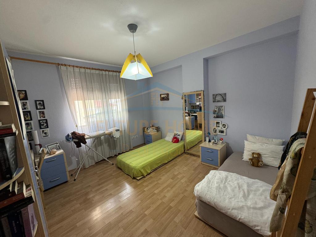Shitet, Apartament 2+1+2, Rruga e Kavajes, Tiranë. 4