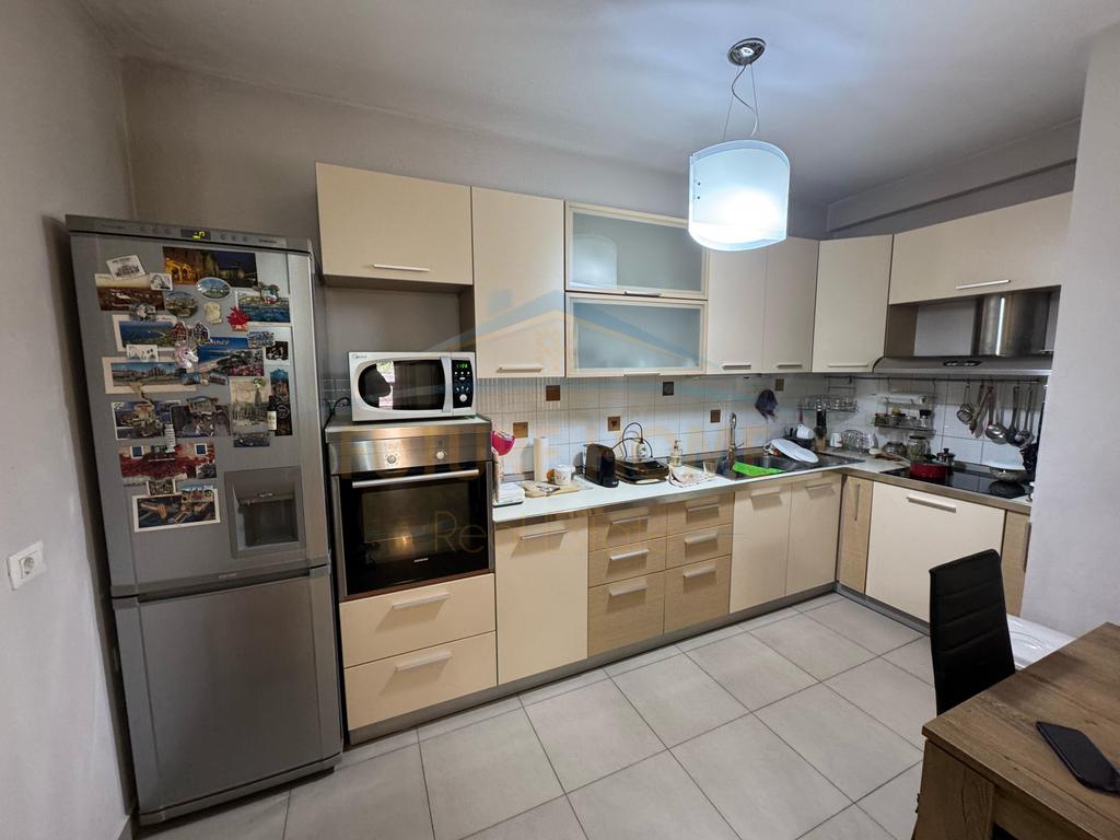 Shitet, Apartament 2+1+2, Rruga e Kavajes, Tiranë. 2