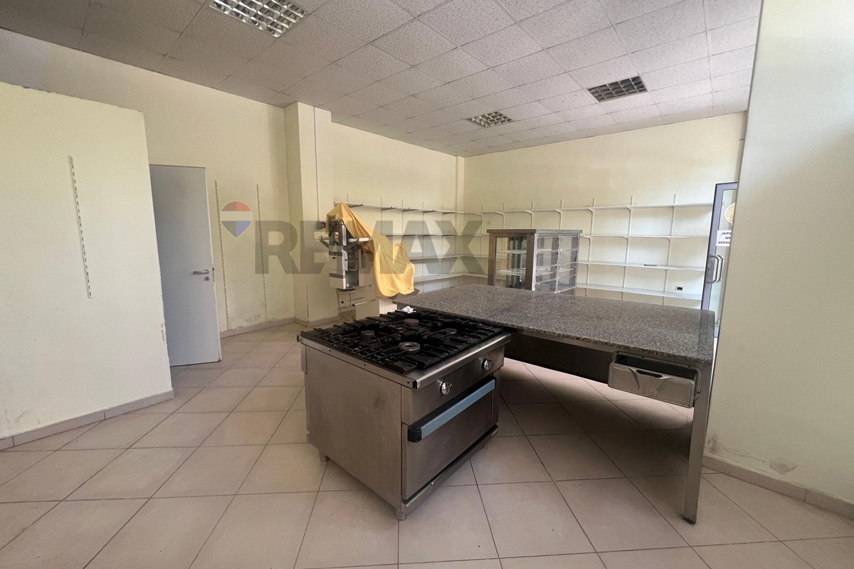 🏪 DYQAN PËR QIRA – RRUGA E ÇIPAJVE, VLORË
