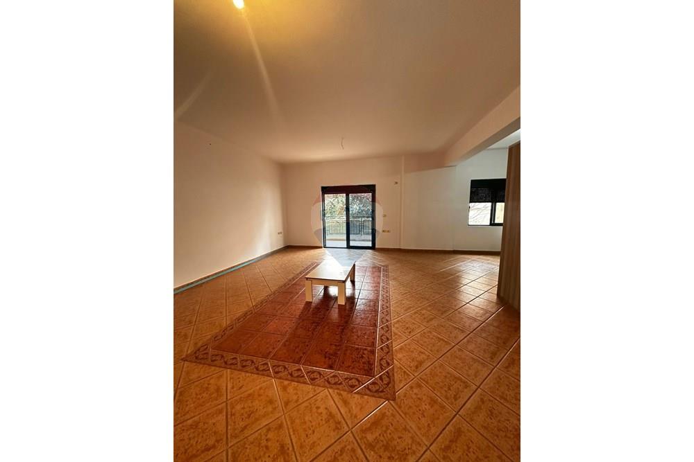 Shitet apartament 2+1+2 Vlorë 3