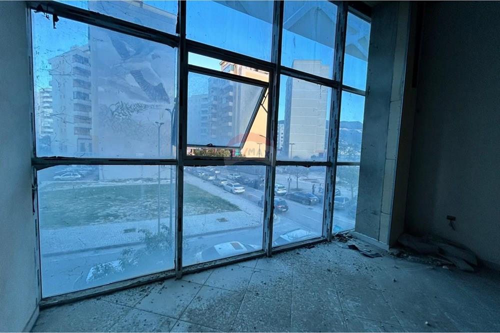 🏢 Ambient Zyre me Qira në Zonën e Skelës