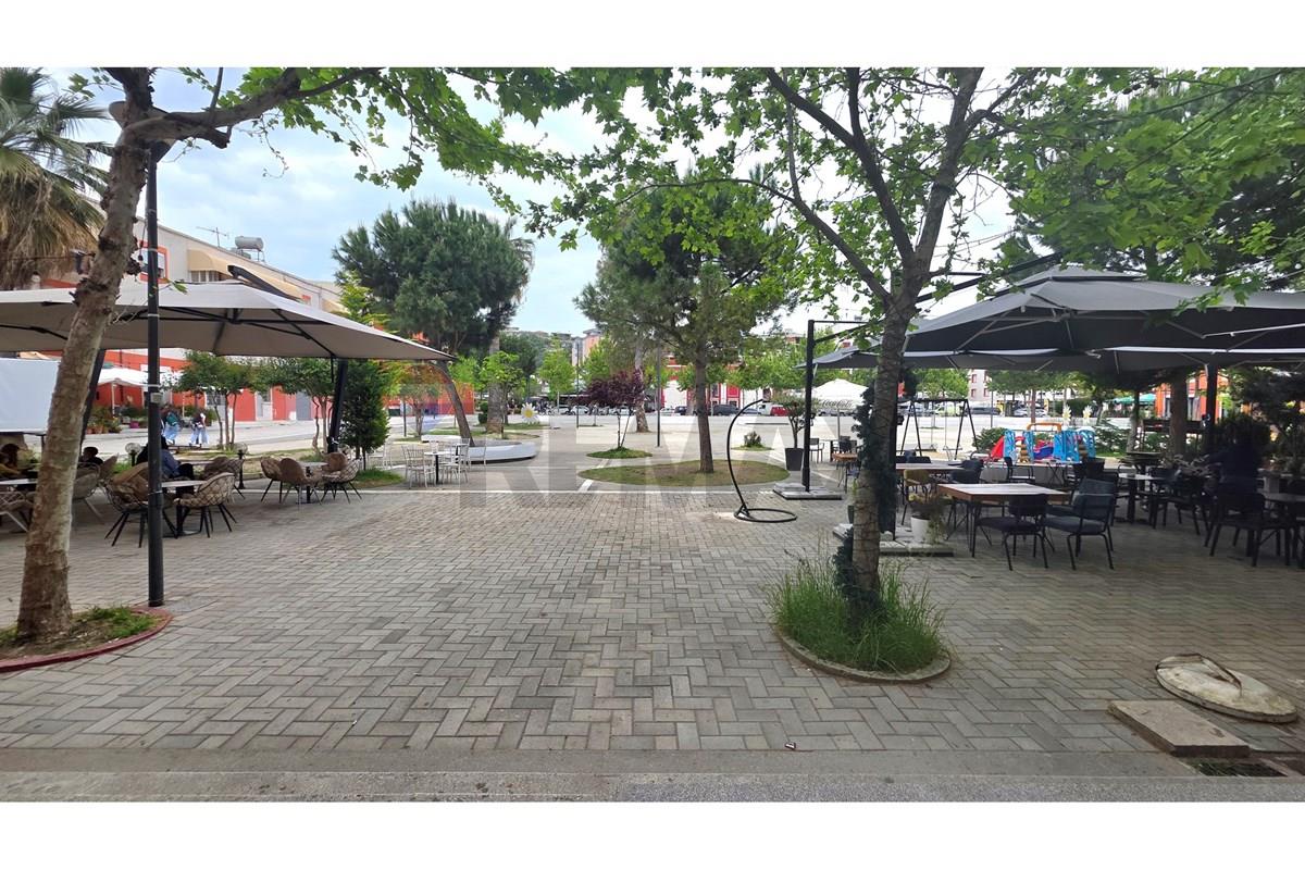 Dyqan ne shitje perballe Teatrit,Vlore 2
