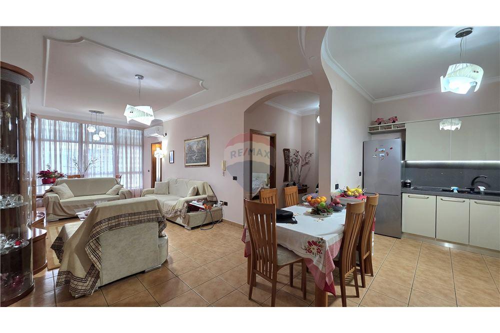 Apartament 2+1+2 ne shitje ne Bulevard 3