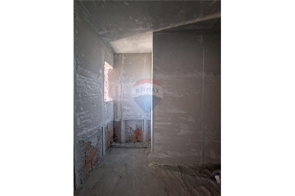 Shitet apartament 1+1 ne rrugen Transballkanike 2