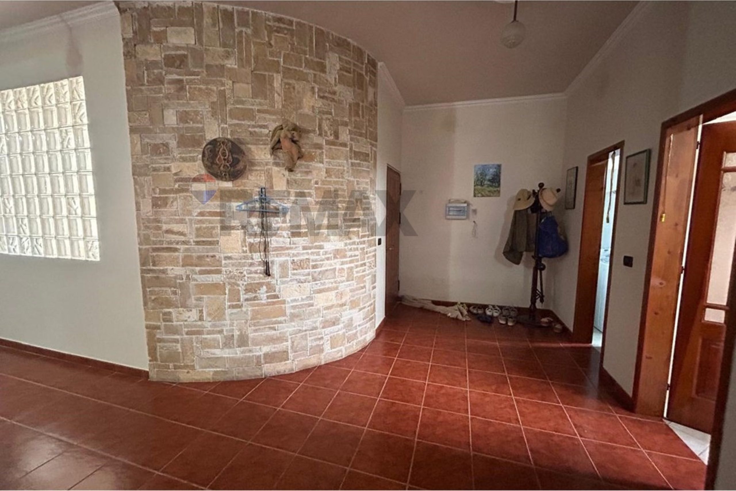 🏡 OKAZION INVESTIMI –📐 Vetëm rreth 417 €/m² mbi sipërfaqen e truallit.