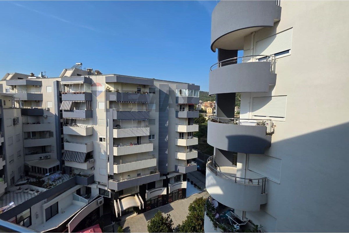 🏢 APARTAMENT 1+1 ME QIRA – KOMPLEKSI OSLO, LUNGOMARE, VLORË