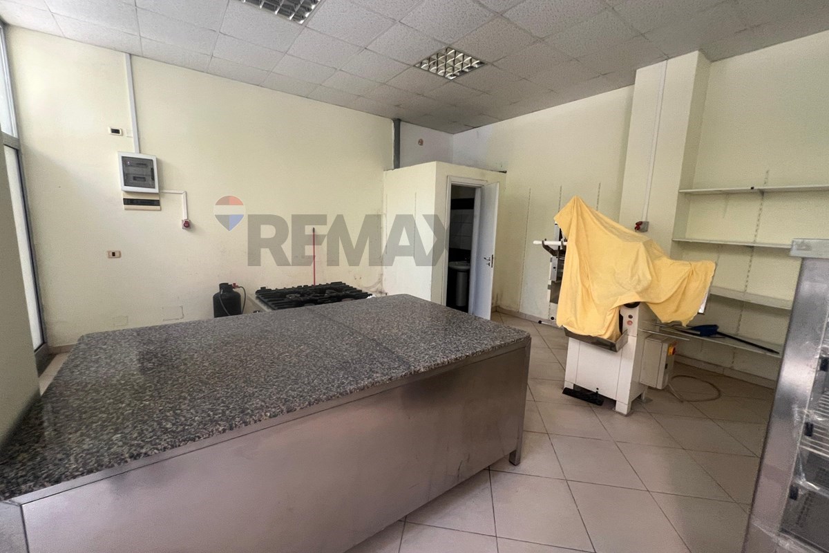 🏪 DYQAN PËR QIRA – RRUGA E ÇIPAJVE, VLORË