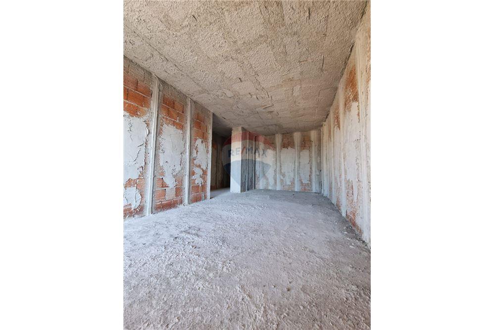 Shitet apartament 1+1 ne rrugen Transballkanike 4