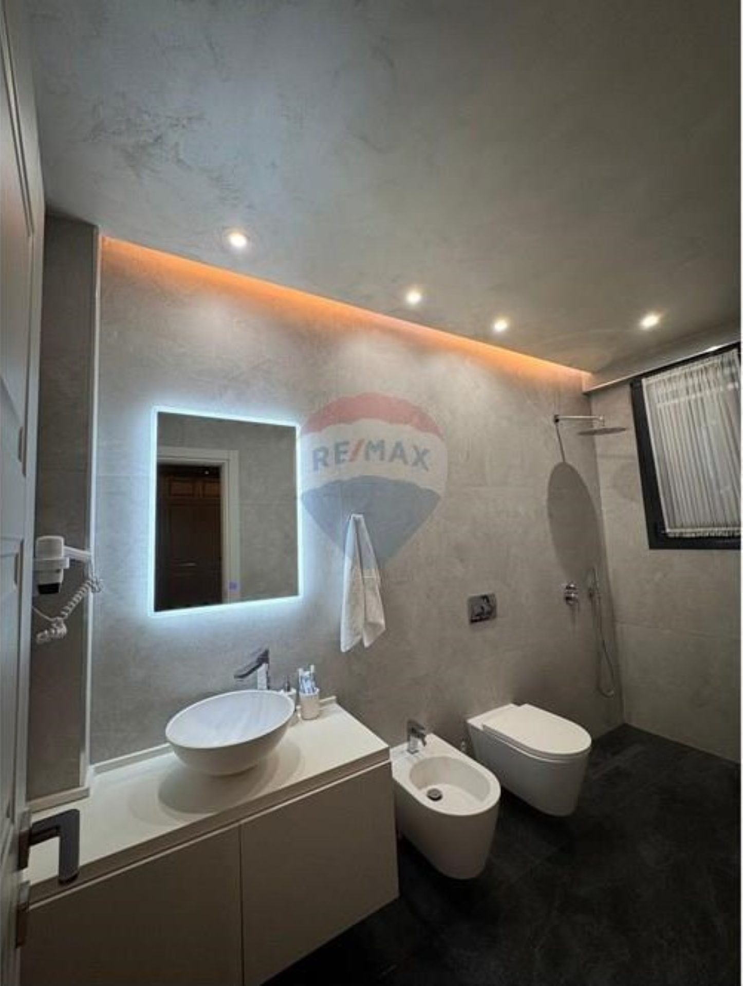 DUPLEX LUKSOZ NË SHITJE NË ÇOLE, PRANË FJORTESIT – VLORË 2
