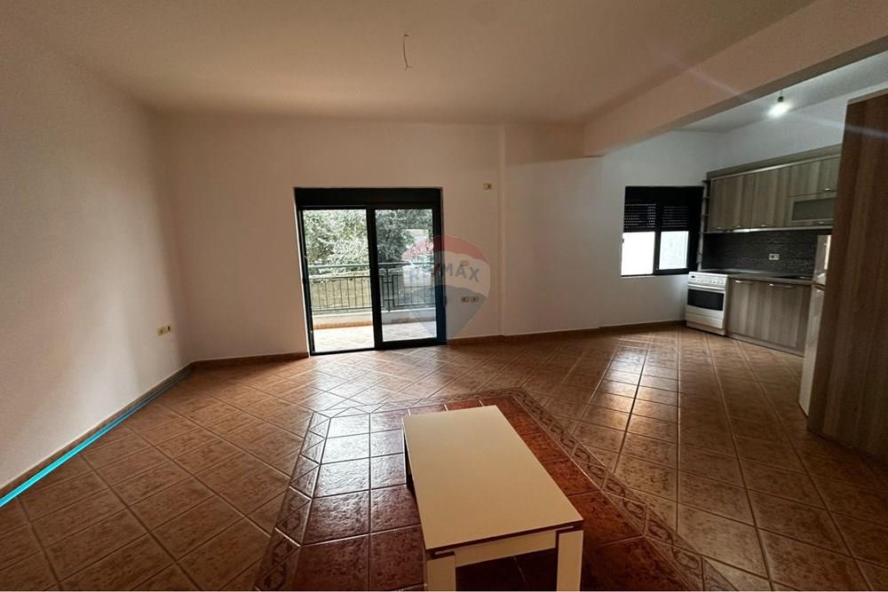 Shitet apartament 2+1+2 Vlorë