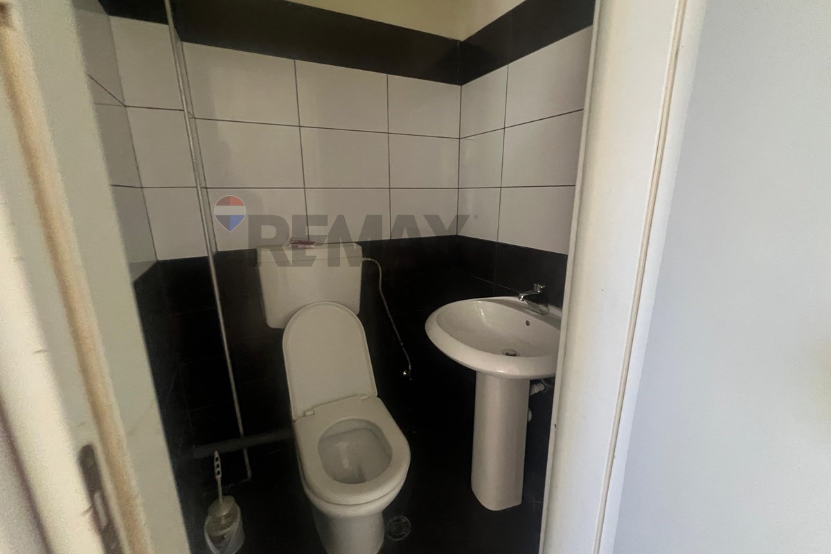 🏪 DYQAN PËR QIRA – RRUGA E ÇIPAJVE, VLORË