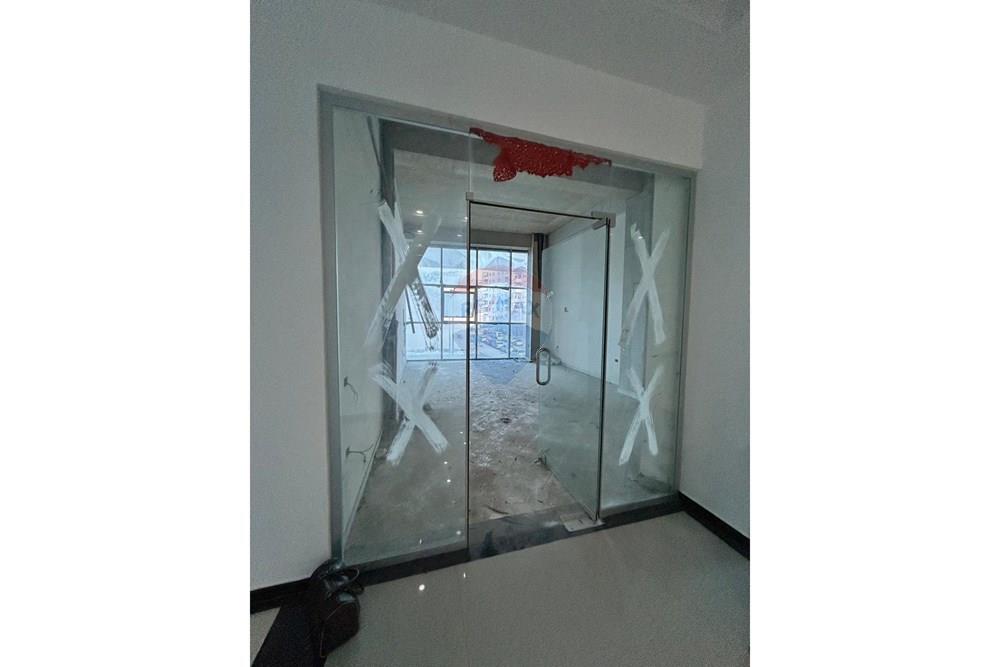 🏢 Ambient Zyre me Qira në Zonën e Skelës