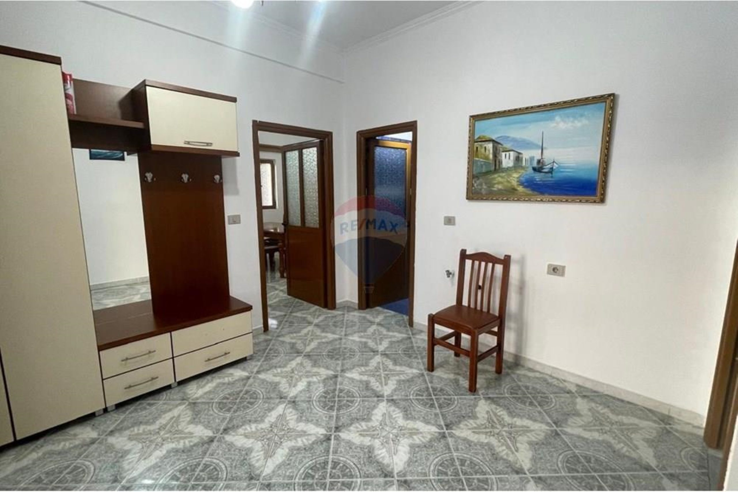 🏡 KATI I PARË I NJË VILE ME QIRA – RRUGA E RE, VLORË