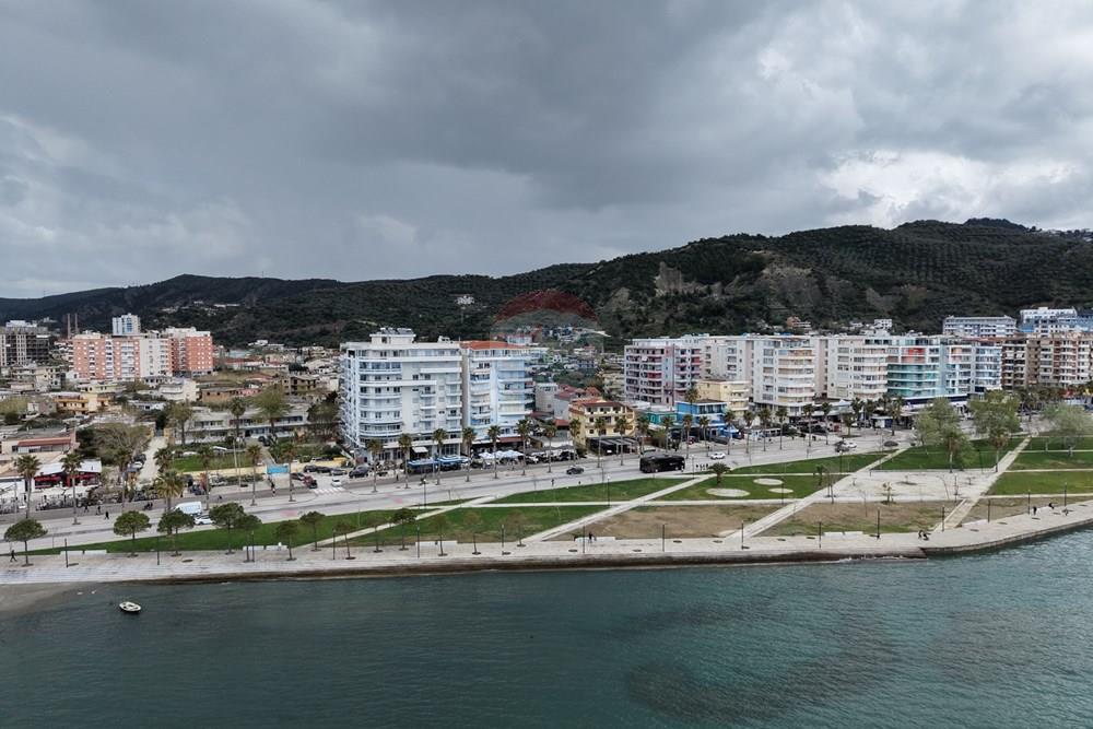 Ambjent tregtar ne shitje ne Lungomare