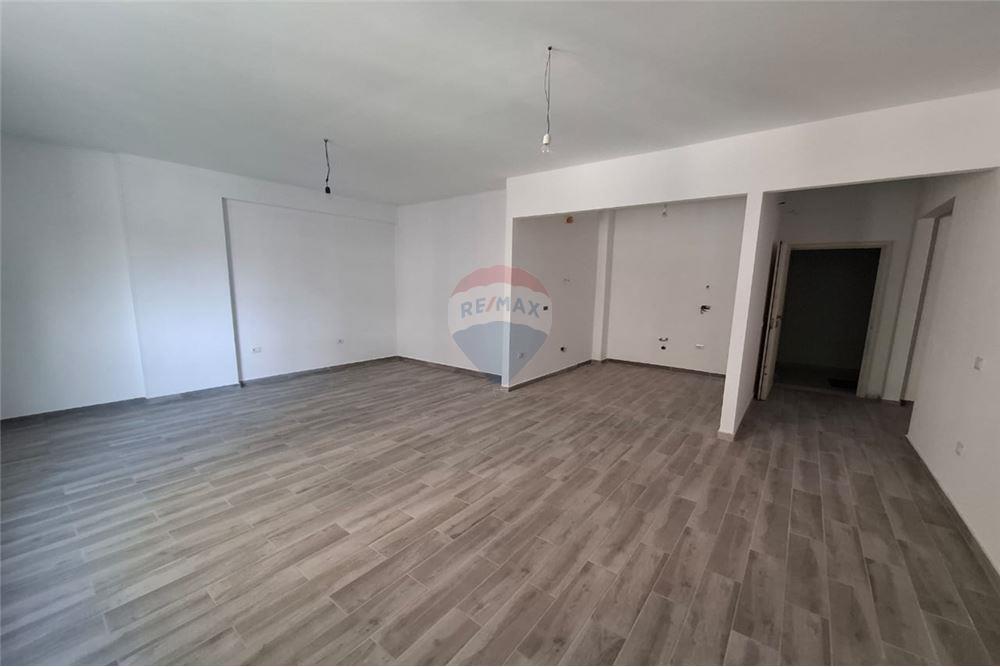 Apartament 2+1 ne shitje perball karburant Alpet 4