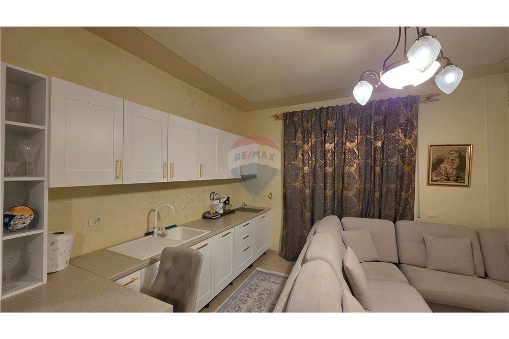 Apartament 2+1+2 ne shitje,Vlore pas Hotel Martini 4
