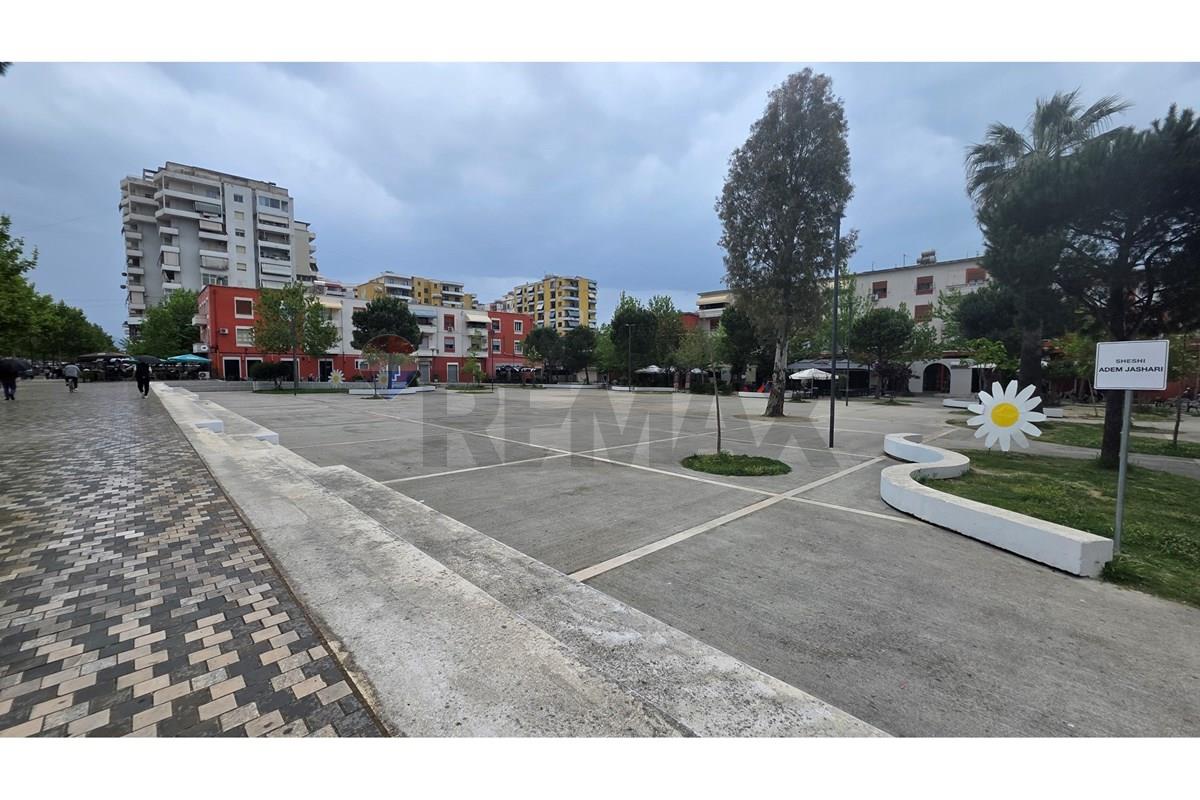 Dyqan ne shitje perballe Teatrit,Vlore 4