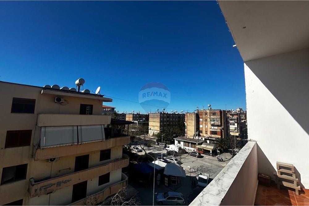 Shitet apartament 2+1+2