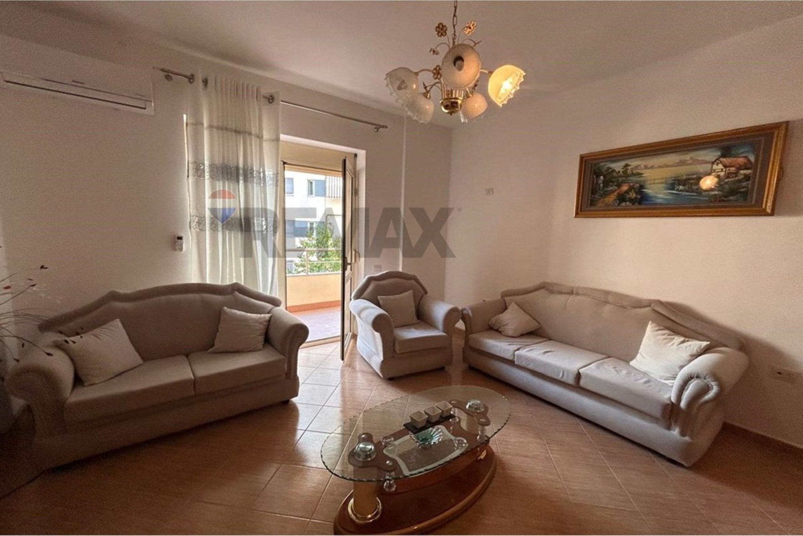 APARTAMENT 3+1 PËR QIRA – LUNGOMARE, VLORË