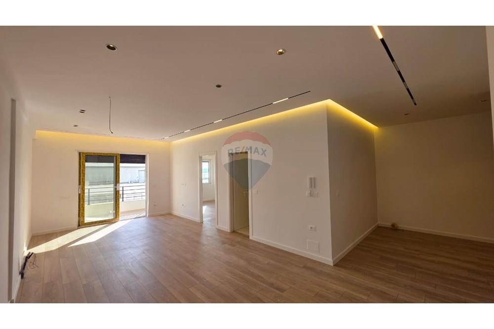 Apartament 2+1+2 në Shitje – Lungomare, Vlorë
