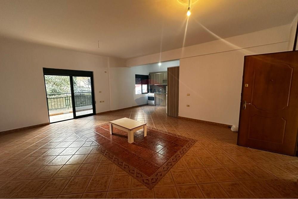 Shitet apartament 2+1+2 Vlorë 2