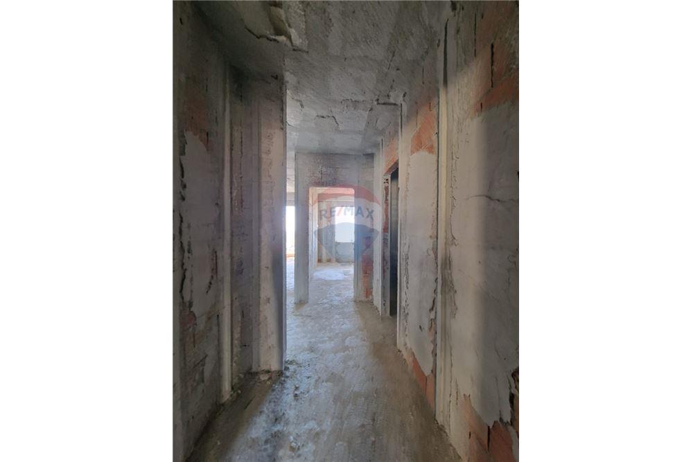 Shitet apartament 1+1 ne rrugen Transballkanike 3