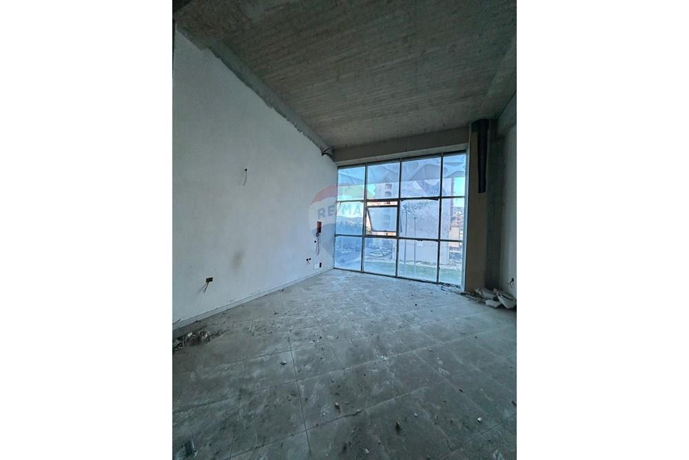 🏢 Ambient Zyre me Qira në Zonën e Skelës
