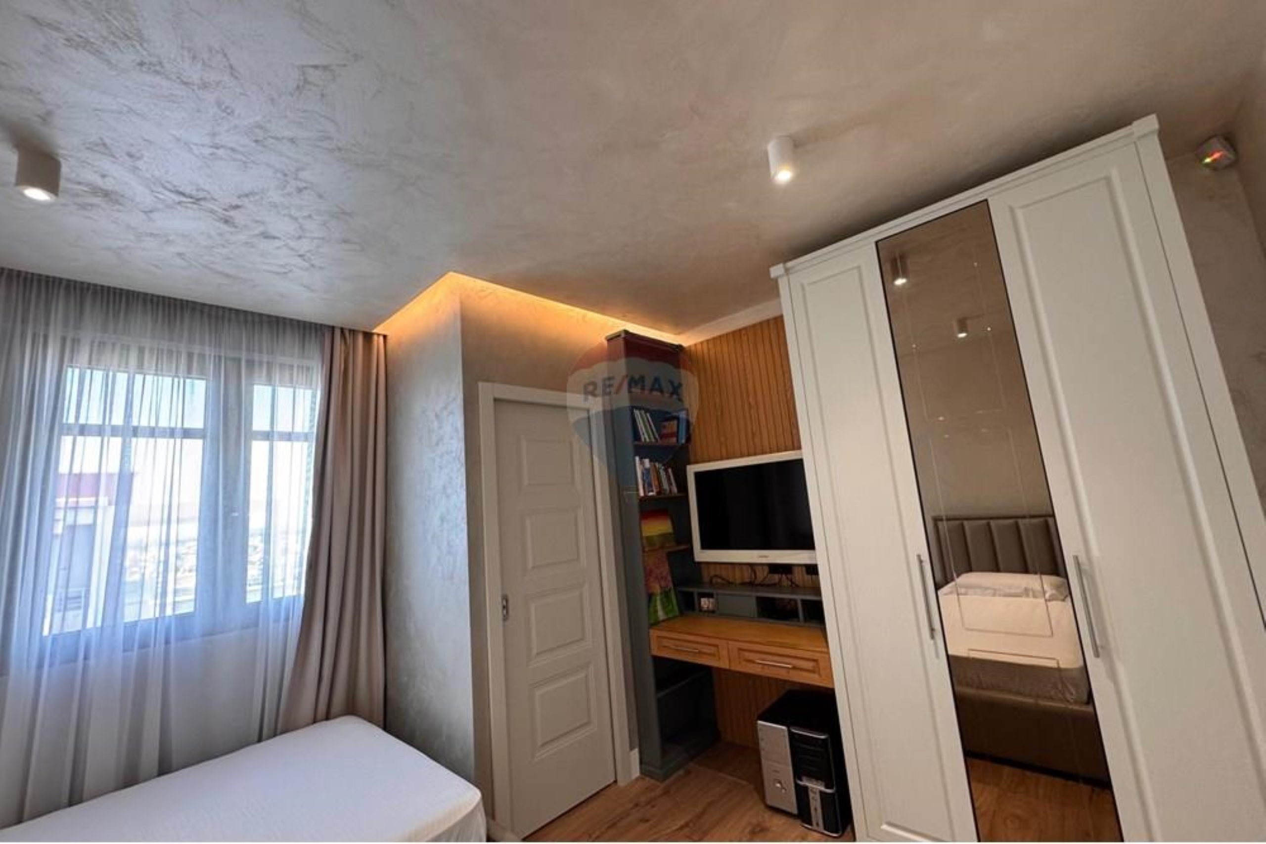 DUPLEX LUKSOZ NË SHITJE NË ÇOLE, PRANË FJORTESIT – VLORË