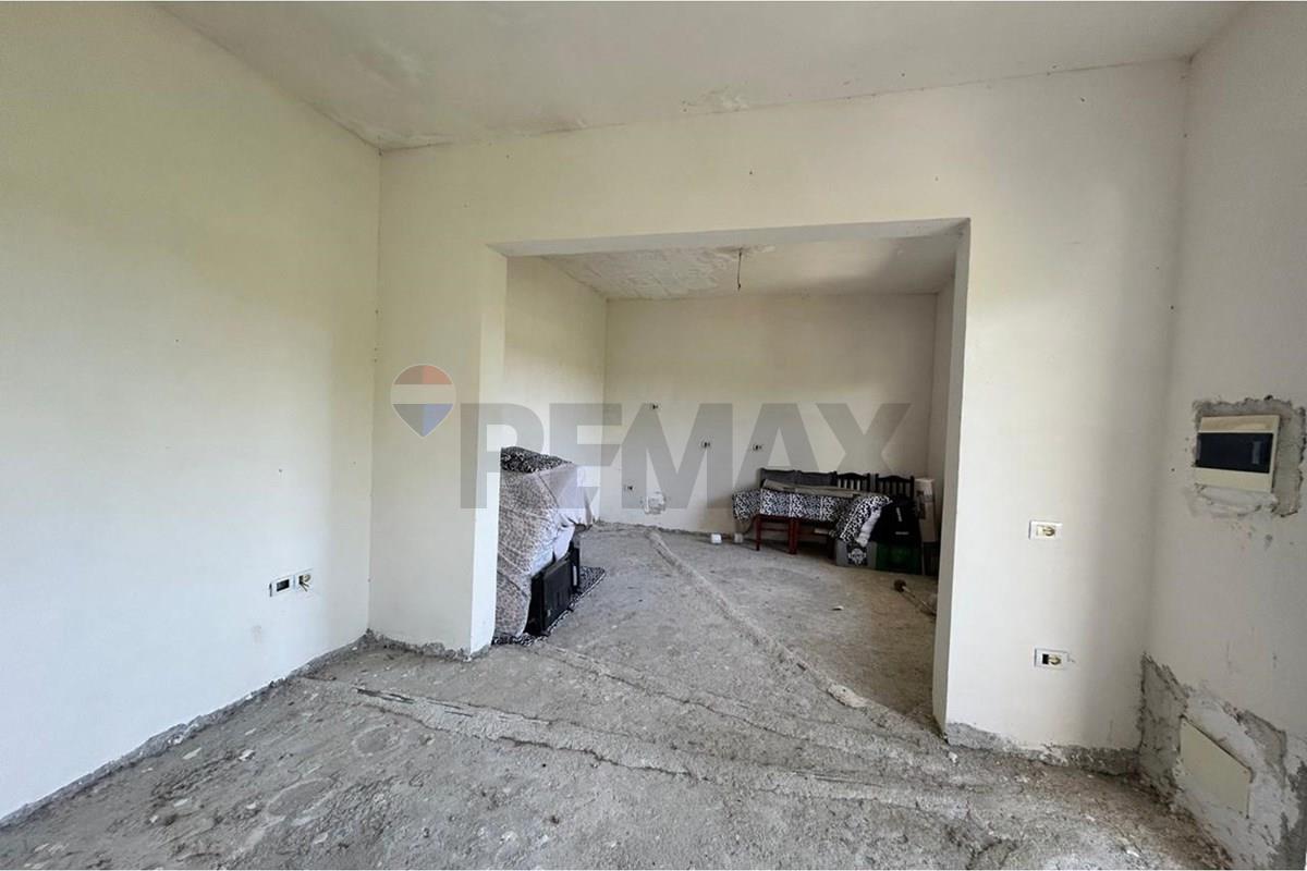 Dy Shtëpi Private për Shitje në, Vlorë 4