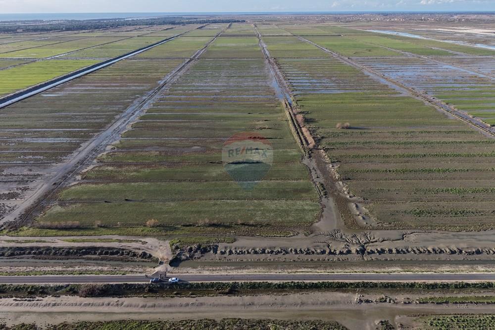 Toke per shitje prane Aeroportit