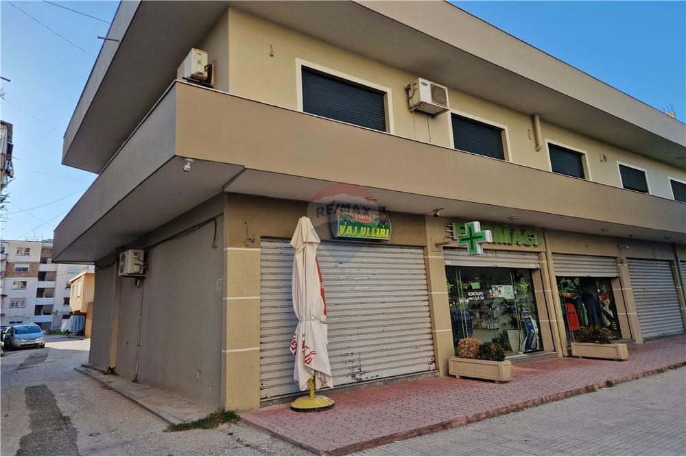 Dyqan ne shitje perballe shkolles 24 Maj Vlore. 2
