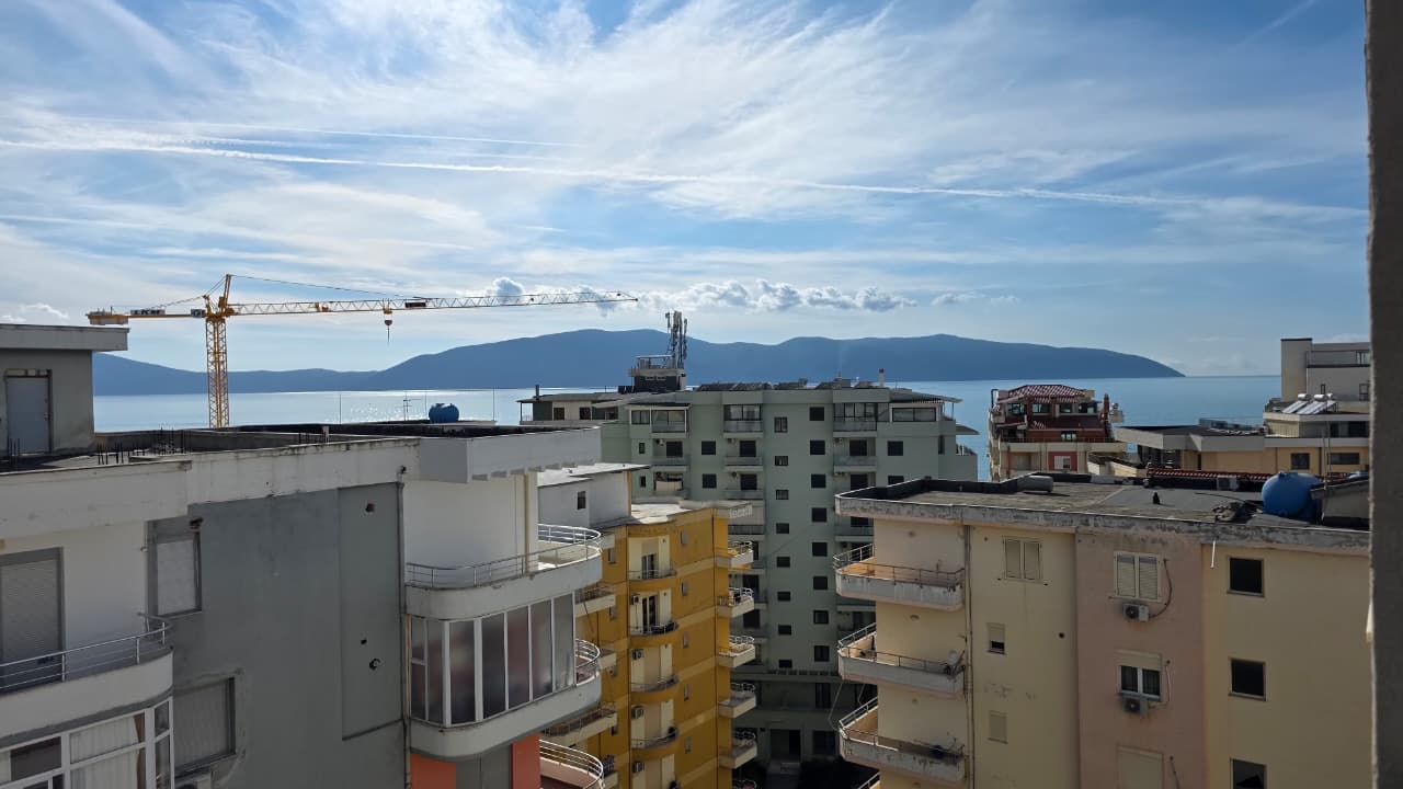✨ LUKSI TAKON PAMJEN E DETIT – APARTAMENT 2+1+2 NË LUNGOMARE, VLORË