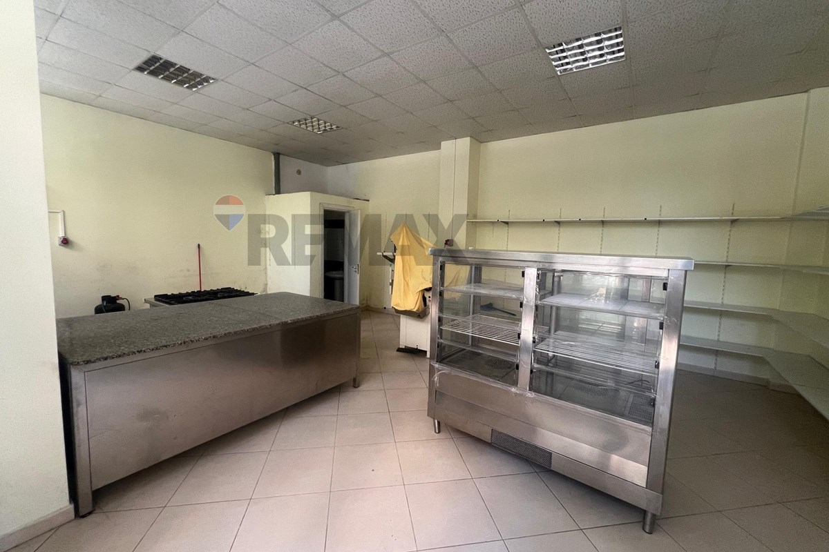 🏪 DYQAN PËR QIRA – RRUGA E ÇIPAJVE, VLORË