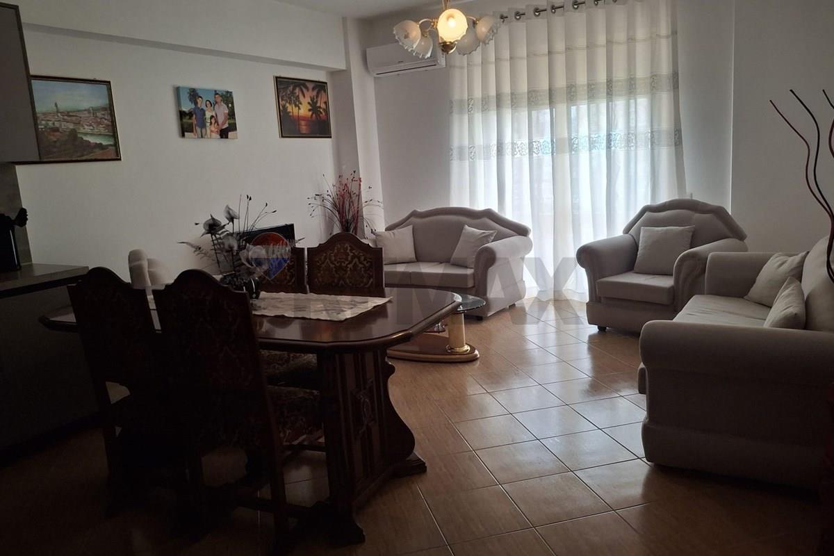 Apartament 3+1 për Qira – Lungomare, Vlorë