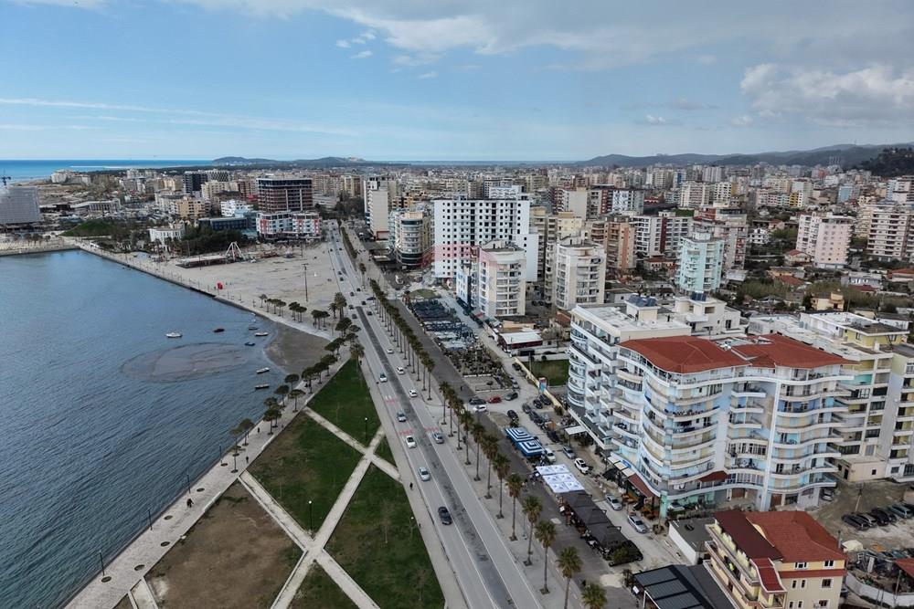 Ambjent tregtar ne shitje ne Lungomare 2