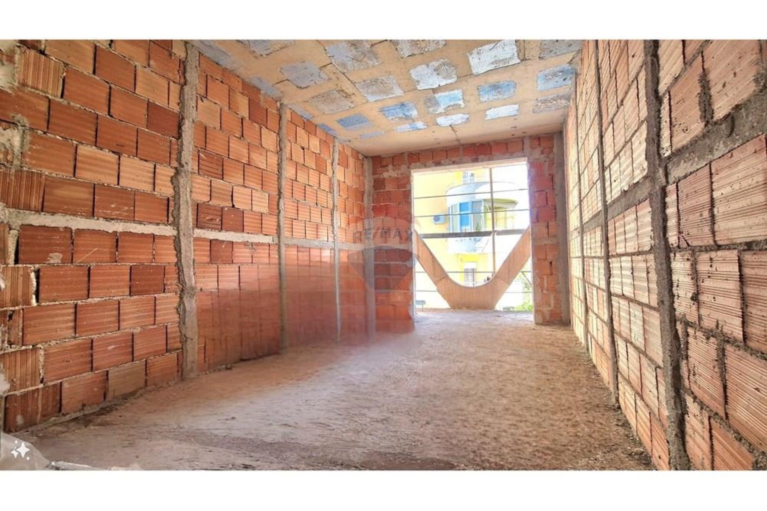 🌊 APARTAMENT 1+1 PËR SHITJE PRANË PORTIT TË VLORËS 2