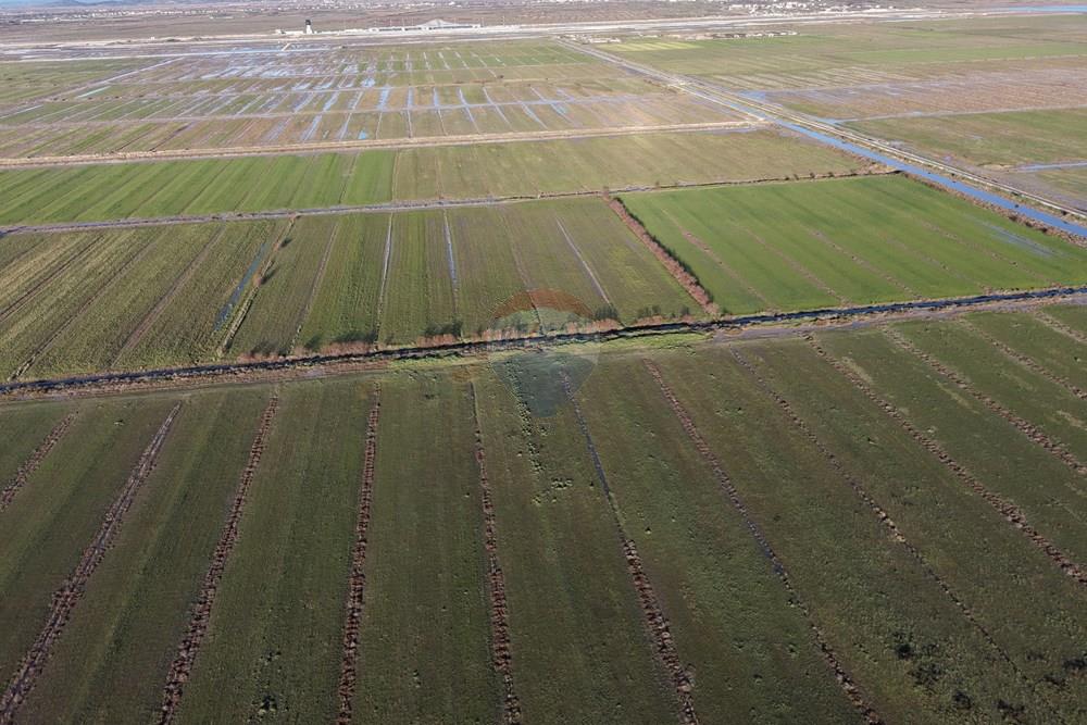 Toke per shitje prane Aeroportit