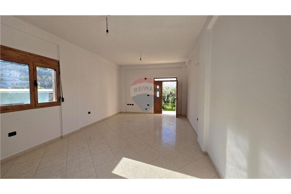 Jepet me qera Vile,ish fabrika e Çimentos Vlore 4