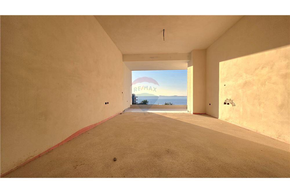 Apartament 2+1+2 me pamje nga deti mbi Marina Bay 4