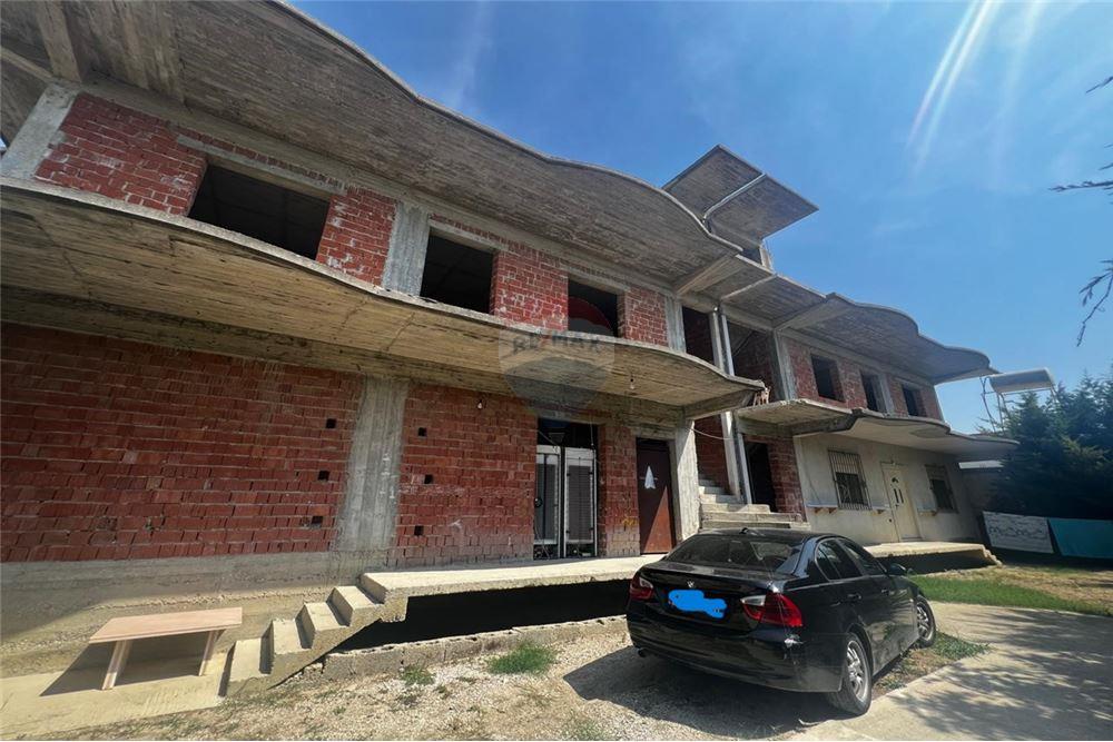 Okazion ! Shiten dy shtëpi private 3-Katëshe