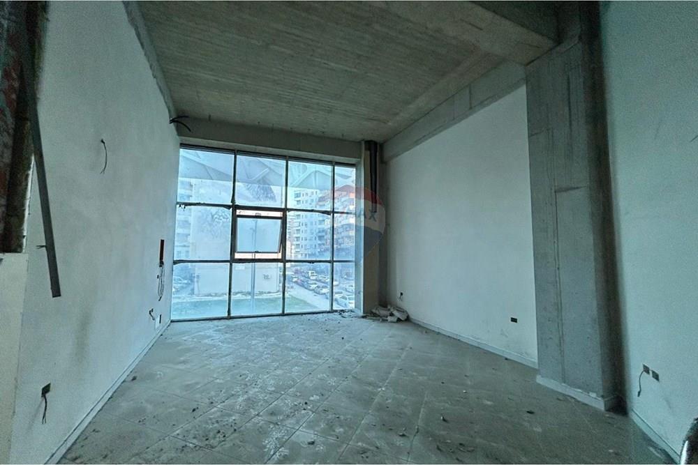 🏢 Ambient Zyre me Qira në Zonën e Skelës